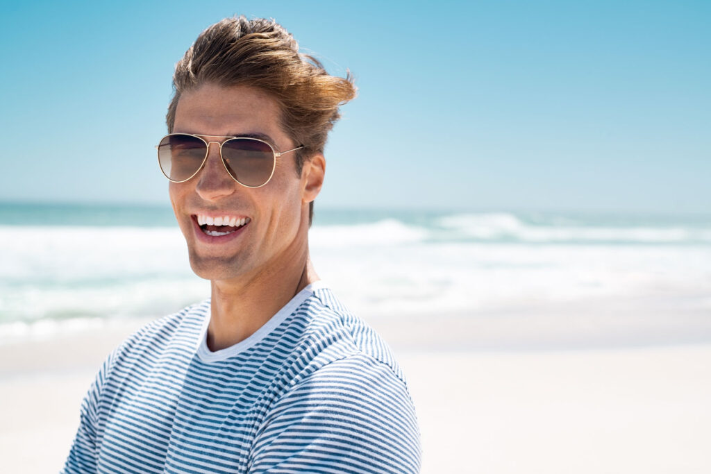 Uomo con denti bianchi