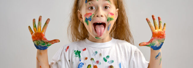 Sorriso bambini con lingua