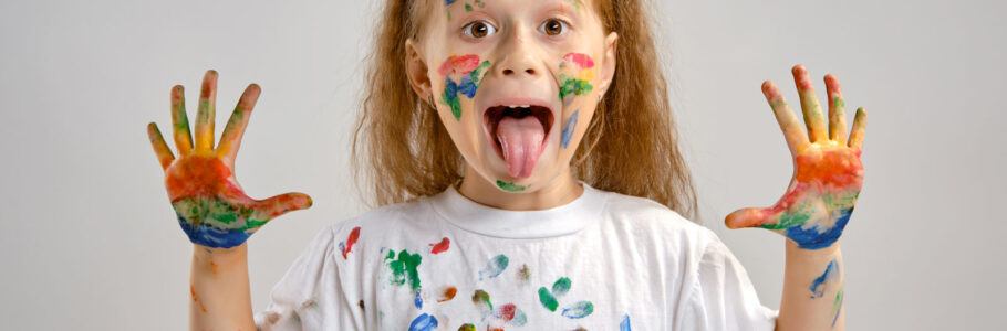 Sorriso bambini con lingua